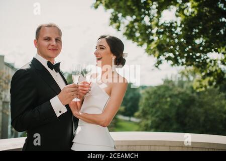 Coppia sposata con bicchieri di champagne Foto Stock