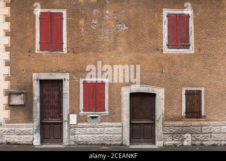 Vecchia casa rossa con finestre e porte marrone in Pirenei Foto Stock