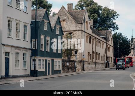 Oxford, UK - 04 agosto 2020: Vista di St. Aldates Street a Oxford, una città in Inghilterra famosa per la sua prestigiosa università, fondata nel 12 ° secolo Foto Stock