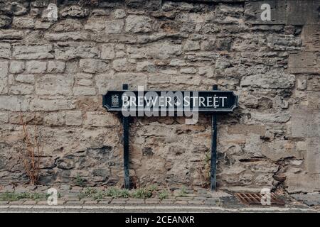 Oxford, UK - 04 agosto 2020: Cartello con il nome di strada su Brewer Street a Oxford, una città in Inghilterra famosa per la sua prestigiosa università, fondata nel Foto Stock