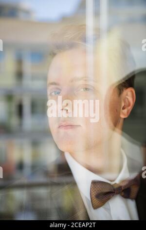 Lo sposo guarda alla fotocamera Foto Stock