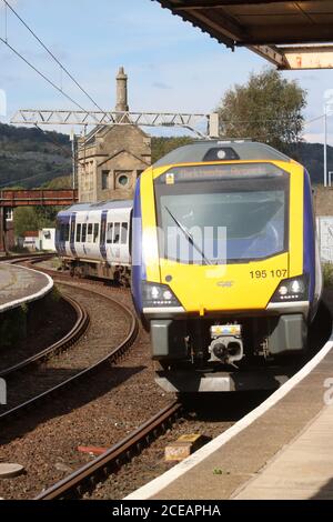 Treni Nord classe 195 unità multiple diesel civica in arrivo al binario 1 della stazione ferroviaria di Carnforth lunedì 31 agosto 2020. Foto Stock