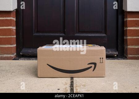 Pacco Amazon consegnato e lasciato alla porta. Foto Stock