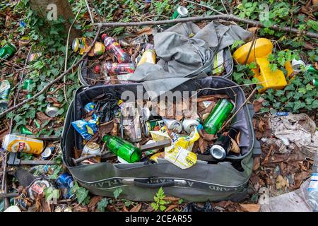 Slough, Berkshire, Regno Unito. 31 agosto 2020. Un caso abbandonato, rifiuti e lattine di birra vuote disseminarono la campagna vicino al Canal Grande Union a Slough. Si è registrato un aumento della quantità di rifiuti rimasti nelle campagne durante il blocco di Coronavirus. Credito: Maureen McLean/Alamy Foto Stock