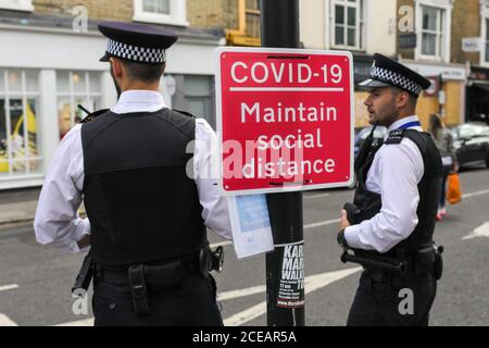 Londra, Gran Bretagna. 31 Agosto 2020. Gli agenti di polizia pattugliano su una strada della zona di Notting Hill a Londra, Gran Bretagna, il 31 agosto 2020. Il Notting Hill Carnival, un evento annuale con sistemi audio e bande di sfilate che si è svolto sulle strade di Londra ovest dalla metà degli anni '60, si è tenuto praticamente dal 29 al 31 agosto, mentre la Gran Bretagna sta lottando per controllare la diffusione del coronavirus. Credit: Tim Ireland/Xinhua/Alamy Live News Foto Stock