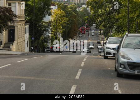 Londra, Regno Unito. 31 Agosto 2020. Foto scattata il 31 agosto 2020 mostra il percorso vuoto della parata nella zona di Notting Hill a Londra, Gran Bretagna. Il Notting Hill Carnival, un evento annuale con sistemi audio e bande di sfilate che si è svolto sulle strade di Londra ovest dalla metà degli anni '60, si è tenuto praticamente dal 29 al 31 agosto, mentre la Gran Bretagna sta lottando per controllare la diffusione del coronavirus. Credit: Tim Ireland/Xinhua/Alamy Live News Foto Stock