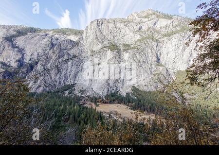 Vista sulle pareti in granito di El Capitan e sul pavimento della valle di Yosemite dal Four Mile Trail. Foto Stock
