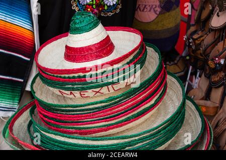 Una pila di sombreros messicani in vendita in un negozio turistico a Tijuana, Messico. Foto Stock
