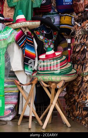 Souvenir turistici, tra cui una pila di sombreros messicani in vendita in un negozio turistico a Tijuana, Messico. Foto Stock