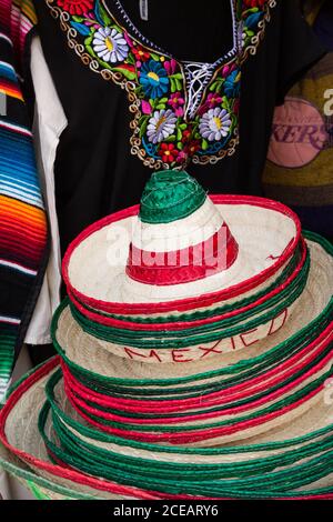 Una pila di sombreros messicani in vendita in un negozio turistico a Tijuana, Messico. Foto Stock