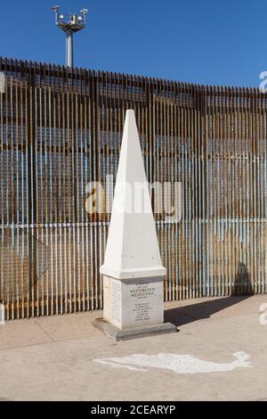 Questo monumento segna il limite settentrionale del paese del Messico, a Tijuana. Dietro di essa si trova la recinzione che segna il confine internazionale tra gli Stati Uniti Foto Stock