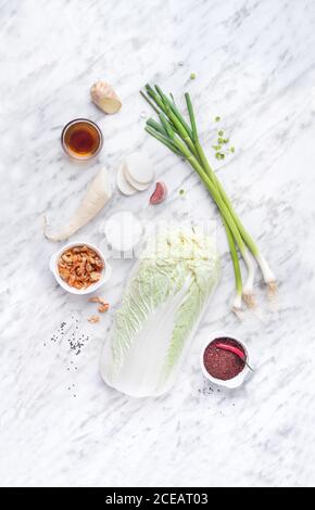 Da sopra verdure fresche diverse su piastra di marmo. Foto Stock