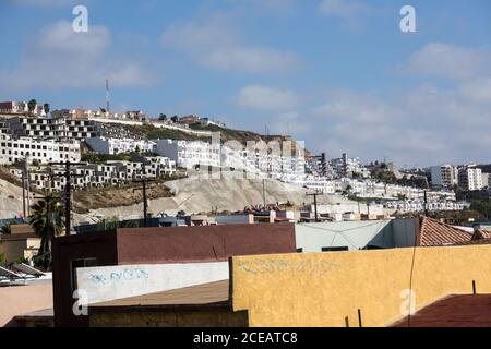 Nuovi blocchi di appartamenti a Tijuana sono in fase di costruzione per accogliere i lavoratori che vengono a lavorare in impianti di produzione costruiti dalle aziende statunitensi in Messico. Foto Stock
