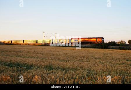 DB Cargo classe 66 locomotiva 66063 trasporta un aggregato vuoto treno da Burton Upon Trent attraverso il Northamptonshire Foto Stock