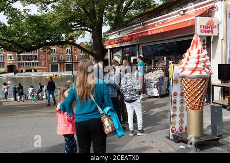 Windsor, Berkshire, Regno Unito. 31 agosto 2020. Windsor era oggi molto affollata con turisti e gente del posto che visitavano la città in un giorno più caldo del previsto, il lunedì delle festività natalizie. Credito: Maureen McLean/Alamy Foto Stock