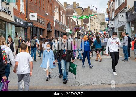 Windsor, Berkshire, Regno Unito. 31 agosto 2020. Windsor era oggi molto affollata con turisti e gente del posto che visitavano la città in un giorno più caldo del previsto, il lunedì delle festività natalizie. Credito: Maureen McLean/Alamy Foto Stock