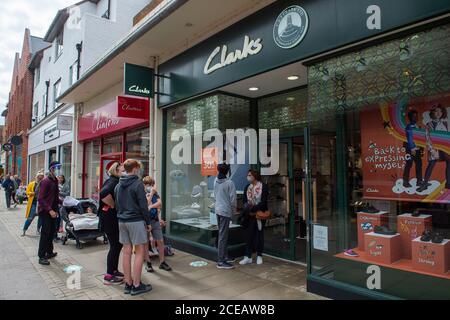 Windsor, Berkshire, Regno Unito. 31 agosto 2020. I genitori lasciano molto l'ultimo minuto per ottenere nuove scarpe da scuola per i loro bambini mentre si accodano fuori del negozio di scarpe Clarks. Windsor era oggi molto affollata con turisti e gente del posto che visitavano la città in un giorno più caldo del previsto, il lunedì delle festività natalizie. Credito: Maureen McLean/Alamy Foto Stock