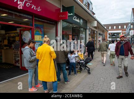 Windsor, Berkshire, Regno Unito. 31 agosto 2020. I genitori lasciano molto l'ultimo minuto per ottenere nuove scarpe da scuola per i loro bambini mentre si accodano fuori del negozio di scarpe Clarks. Windsor era oggi molto affollata con turisti e gente del posto che visitavano la città in un giorno più caldo del previsto, il lunedì delle festività natalizie. Credito: Maureen McLean/Alamy Foto Stock