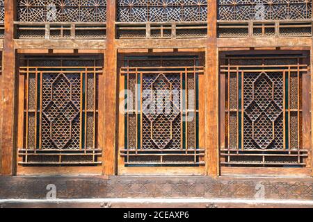 Incredibile griglia di finestre in legno sul Sheki Khan Sarayi. Azerbaigian, Sheki - Palazzo dei Khan Shaki Foto Stock