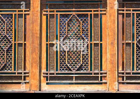 Incredibile griglia di finestre in legno sul Sheki Khan Sarayi. Azerbaigian, Sheki - Palazzo dei Khan Shaki Foto Stock