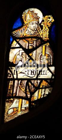 Vetrate medievali, St. Erasmus, Vescovo di Formia, St. Elmo, Chiesa parrocchiale di Sandringham, Norfolk, Inghilterra, Regno Unito Foto Stock
