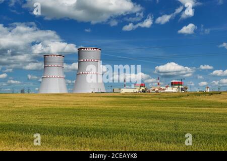 Centrale nucleare, torri di raffreddamento e linee elettriche a Ostrovets, regione di Grodno, Bielorussia. Foto Stock