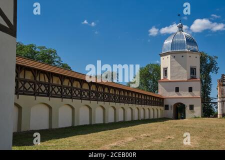 Torre e mura di un antico castello a Liubcha, regione di Grodno, Bielorussia Foto Stock