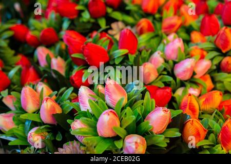 Arte floreale fatta di tulipani artificiali colorati in vista Foto Stock