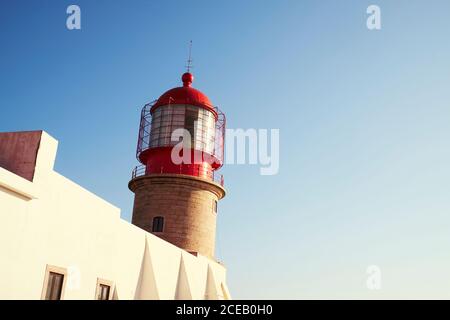 Faro rosso e edificio bianco Foto Stock