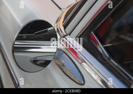 Primo piano del lato sinistro di una vecchia vettura, dove è possibile vedere in dettaglio lo specchietto, la parte della portiera del conducente e il suo finestrino Foto Stock