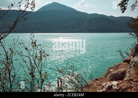 uomo che salta in acqua Foto Stock