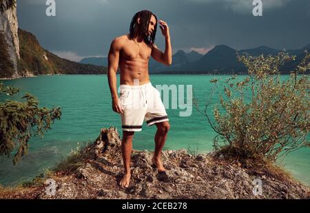 Giovane uomo vicino al lago pittoresco Foto Stock