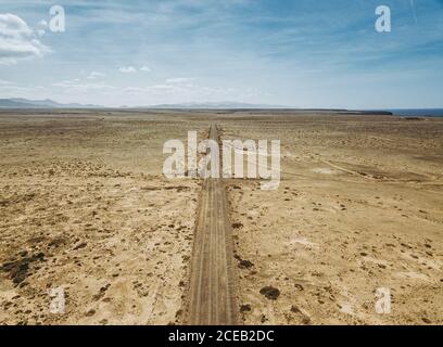 Auto guidando su strada nel deserto pittoresco Foto Stock