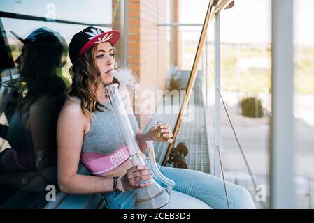 Donna che fuma marijuana in un pong Foto Stock