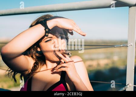 Giovane donna che fuma un'articolazione di cannabis Foto Stock