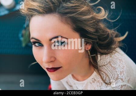 Giovane donna che guarda la macchina fotografica Foto Stock