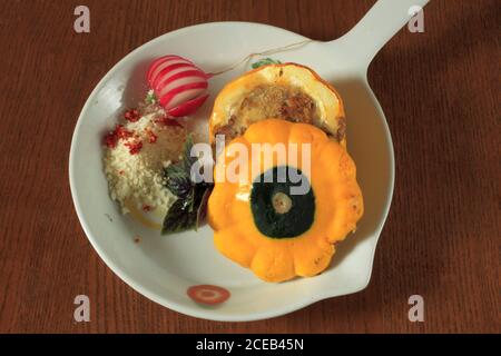 Zucchine tonde; farcite; con carne e formaggio; Foto Stock