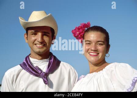 Costa Rica,Latino,Ispanico Latinos Puerto Caldera,ballerini folcloristici,costume tradizionale nazionale regalia abbigliamento sorridente coppia uomo maschio donna femmina Foto Stock
