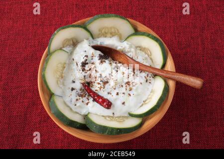 Raita di cetrioli, contorno di yogurt dell'Asia meridionale, Foto Stock