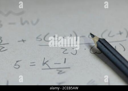 Immagine del concetto di successo aziendale. Formula di scrittura manuale su carta con penna. Foto Stock