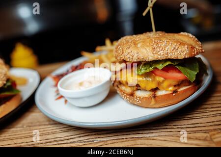 patatine fritte e sanwich combo sul piatto Foto Stock