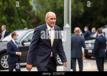 Il primo ministro sloveno Janez Jansa arriva al 15° forum strategico di Bled. I leader europei si sono incontrati al forum strategico annuale di Bled per discutere dell'Europa dopo la pandemia di Brexit e COVID-19. Foto Stock