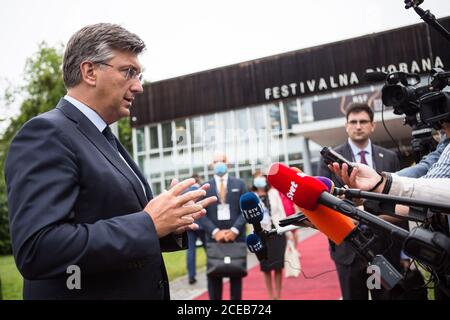 Il primo ministro croato Andrej Plenkovic parla alla stampa al 15° Forum strategico di Bled. I leader europei si sono incontrati al forum strategico annuale di Bled per discutere dell'Europa dopo la Brexit e la pandemia di COVID-19. Foto Stock