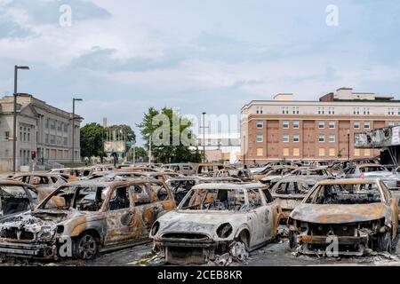 Kenosha, Stati Uniti. 31 Agosto 2020. I resti di veicoli sono sul lotto di Car Source, una concessionaria di veicoli usati, sono mostrati Lunedi, 31 agosto 2020, dopo che sono stati torturati da dimostranti durante le dimostrazioni contro il tiro sul retro di un Jacob Blake, un uomo nero disarmato la settimana scorsa a Kenosha, Wisconsin. Foto di Alex Wroblewski/UPI Credit: UPI/Alamy Live News Foto Stock