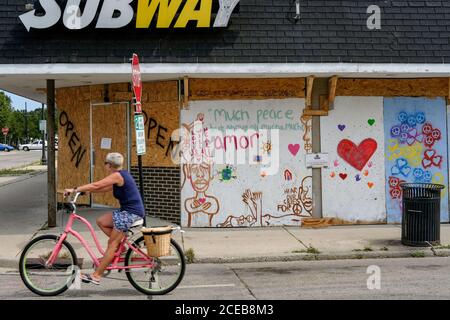 Kenosha, Stati Uniti. 31 Agosto 2020. Il centro di Kenosha ha ha visto i residenti realizzare opere d'arte fuori dagli edifici di imbarco lunedì 31 agosto 2020. La situazione rimane tesa con le manifestazioni che continuano a combattere contro le sparatorie che hanno sparato sul retro di un Jacob Blake, un uomo nero disarmato la scorsa settimana a Kenosha, Wisconsin. Foto di Alex Wroblewski/UPI Credit: UPI/Alamy Live News Foto Stock