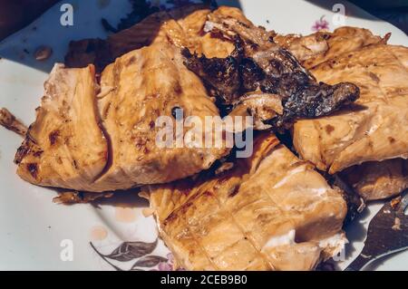 vista ravvicinata di pezzi di salmone appena grigliato piastra Foto Stock