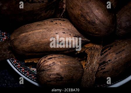 Frutta secca con fondo bianco. Noci; mandorle; noci di anacardi; noci di macadamia Foto Stock