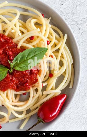 Spaghetti con salsa di pomodoro. Su sfondo bianco. Piatto da sopra. Pasta italiana Foto Stock
