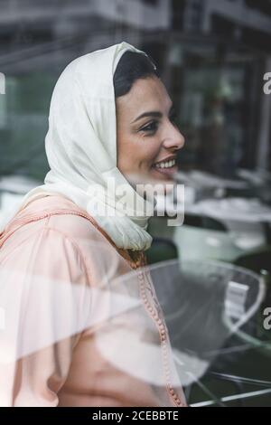 Bella donna marocchina con hijab e tipico abito arabo Foto Stock