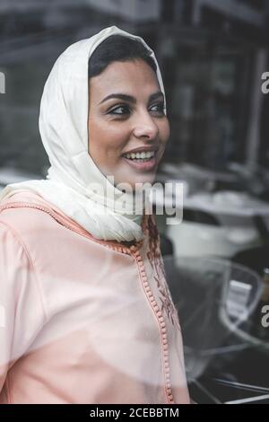 Bella donna marocchina con hijab e tipico abito arabo Foto Stock